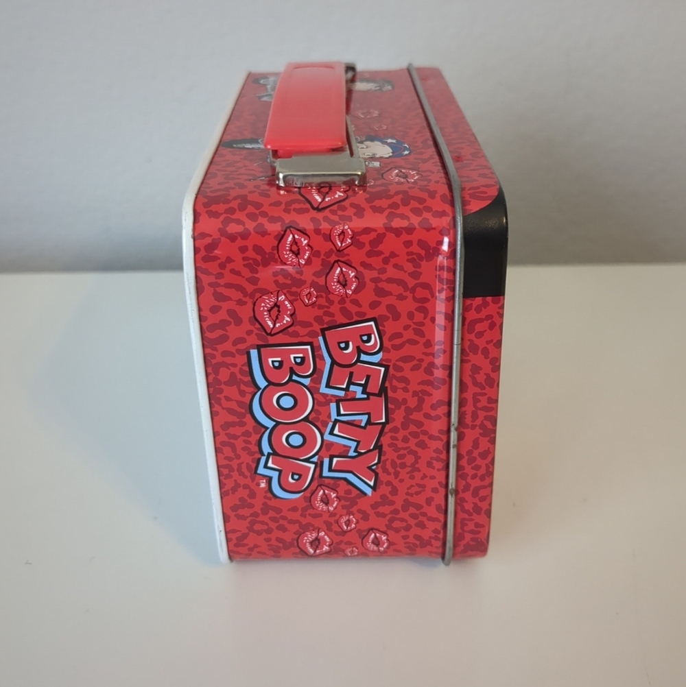 Betty Boop 2005 Small Tin Box + 17 Betty Boop Magnets - Picture 5 of 10